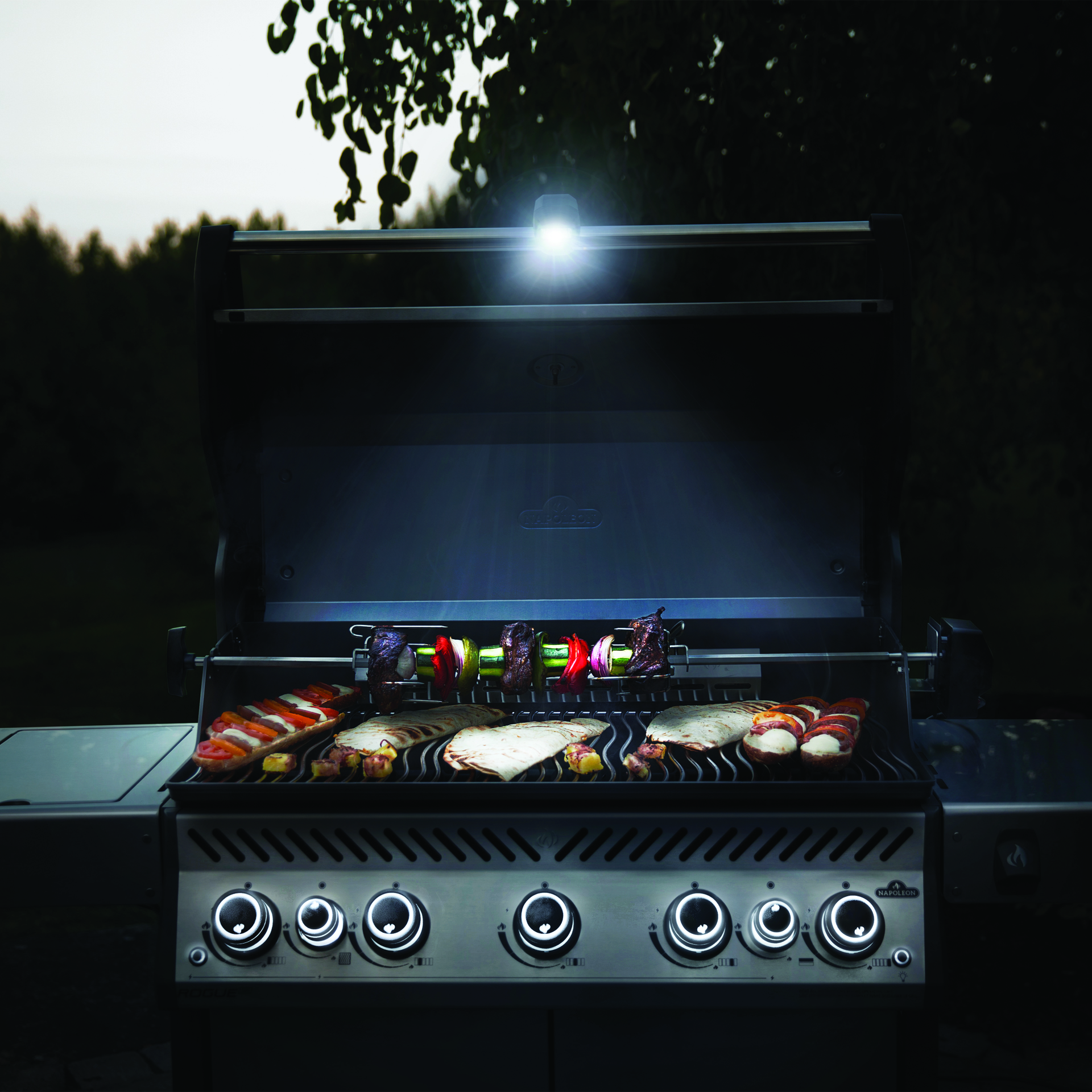 Napoleon Lys Til Gasgrill Rogue 70029 Lifestyle 1
