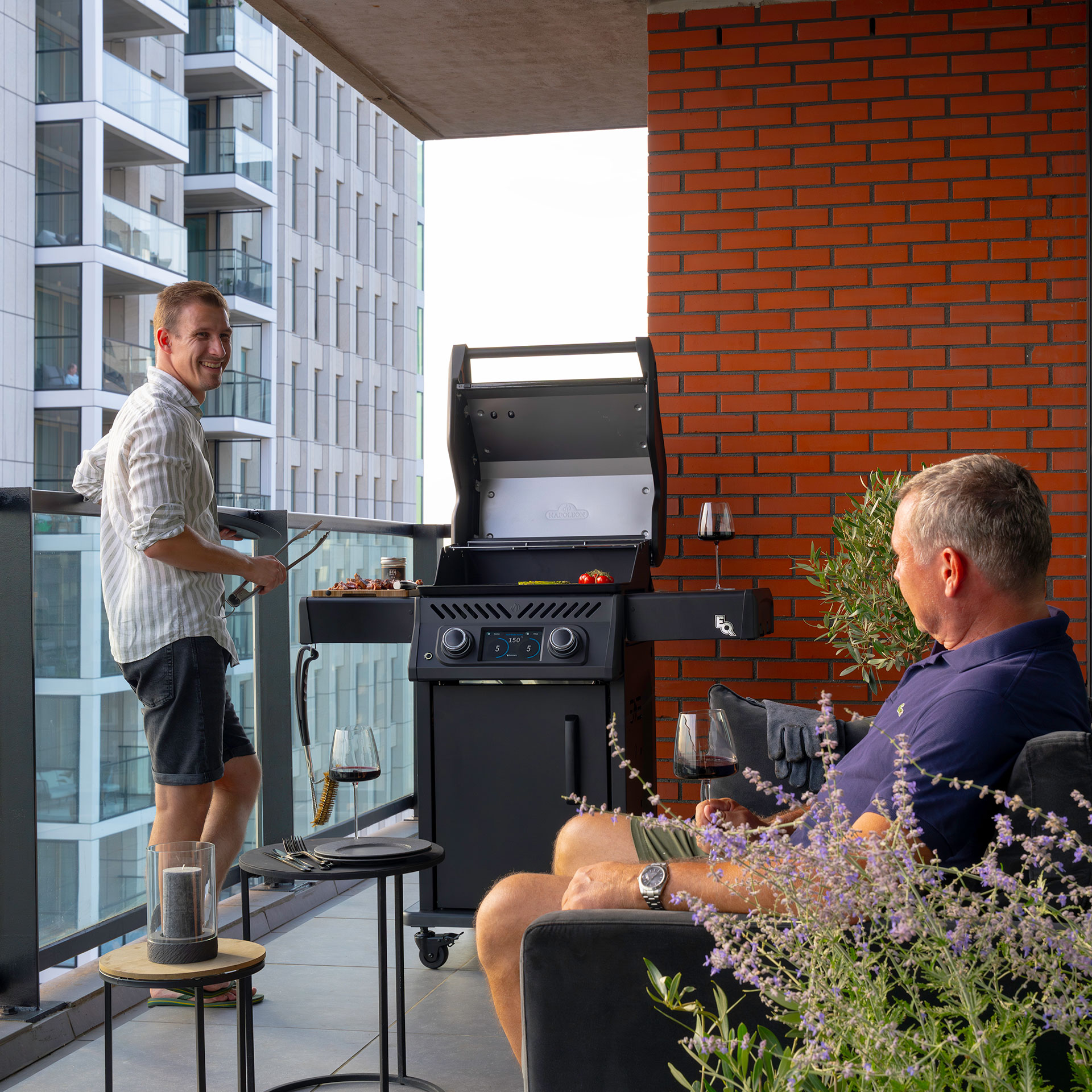 Napoleon Rogue 365 EQ Elgrill Lifestyle