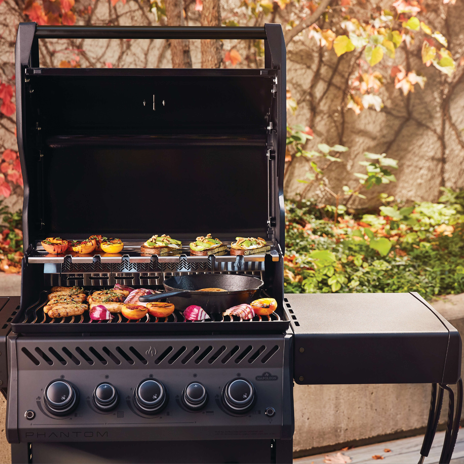 Napoleon Rogue 425 SE Phantom RSE425SIBMK 1PHM Lifestyle 1