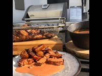 Kamsteg Chunks Med Kartofler Og Roedloeg I Rotisserikurv Opskrift Gasgrill 5 3726