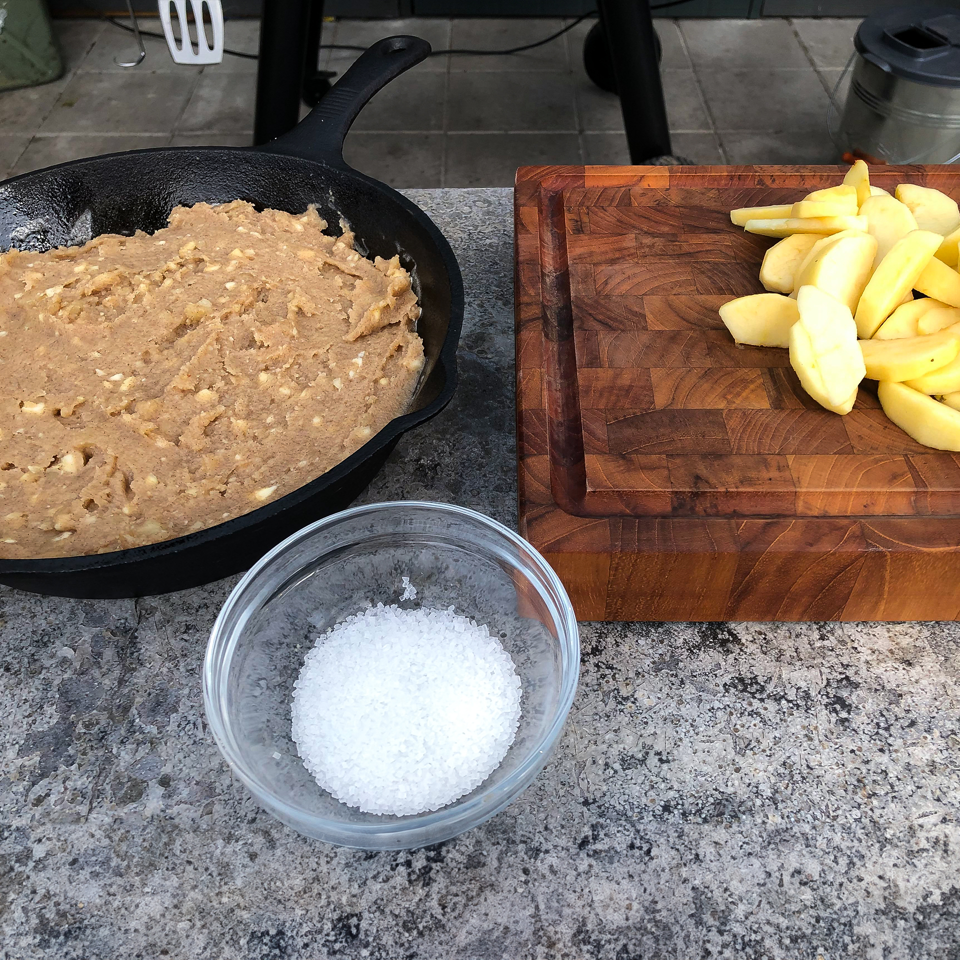 Julekage med æbler og kanel - Backyard Living