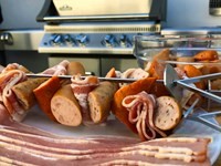 BBQ Pimpet Frankfurterspyd Med Bacon, Dertil Coleslaw Opskrift Gasgrill 3 3675