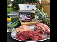 Gyros Kebab Med Kylling Oksekoed Og Gris Paa Rotisseri Dertil Tzatiki Opskrift Gasgrill 2 3711