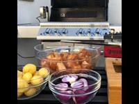 Kamsteg Chunks Med Kartofler Og Roedloeg I Rotisserikurv Opskrift Gasgrill 2 3726