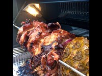 Gyros Kebab Med Kylling Oksekoed Og Gris Paa Rotisseri Dertil Tzatiki Opskrift Gasgrill 1 3711